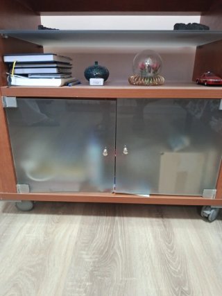 Mueble de madera con puertas de cristal