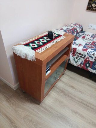 Mueble de madera con puertas de cristal