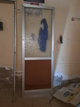 Puerta aluminio con cristal y panel