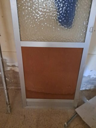 Puerta aluminio con cristal y panel