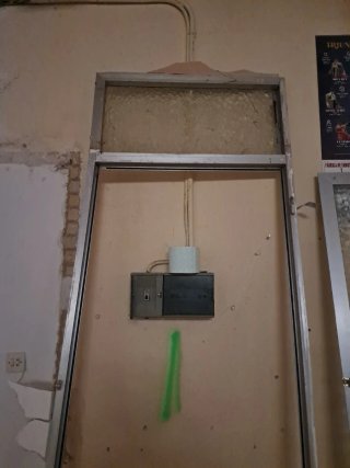 Puerta aluminio con cristal y panel