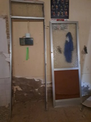Puerta aluminio con cristal y panel