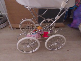 Carrito de muñecas rosa con capota