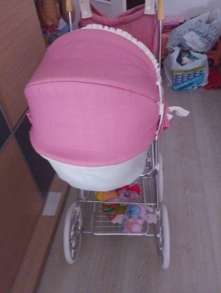 Carrito de muñecas rosa con capota