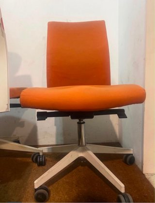 Silla de oficina naranja y plateada