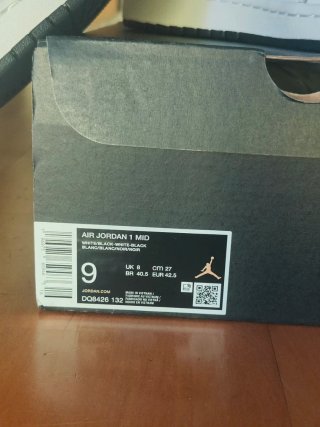 Nike Jordan 1 Mid Blancas y Negras