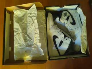 Nike Jordan 1 Mid Blancas y Negras