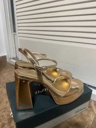Tacones dorados plataforma