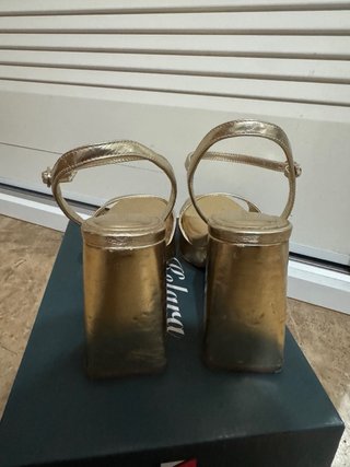 Tacones dorados plataforma