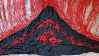 Mantón de flamenca negro bordado rojo