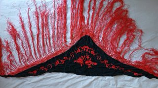 Mantón de flamenca negro bordado rojo