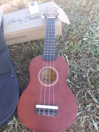 Ukelele Harley Benton con funda y accesorios