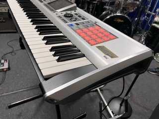 Sintetizador Roland Fantom X6 + Flightcase