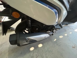 Daelim XQ1 Maxi Scooter Negra y Blanca 125cc
