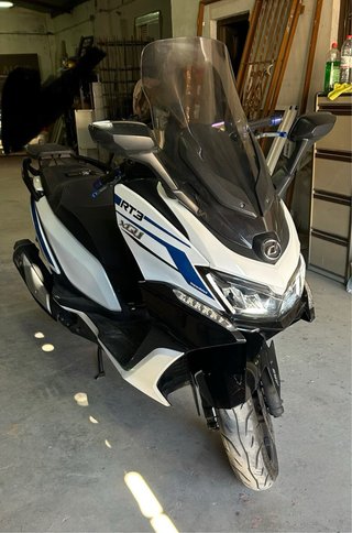 Daelim XQ1 Maxi Scooter Negra y Blanca 125cc