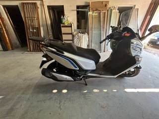 Daelim XQ1 Maxi Scooter Negra y Blanca 125cc