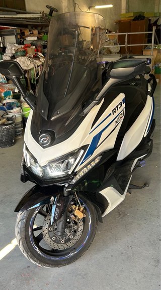 Daelim XQ1 Maxi Scooter Negra y Blanca 125cc