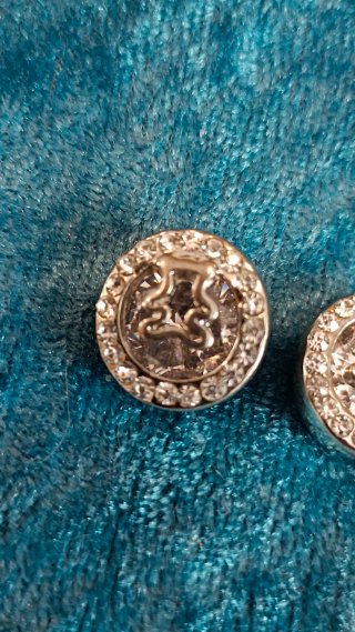 Pendientes plateados redondos con circonitas