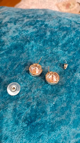 Pendientes plateados redondos con circonitas