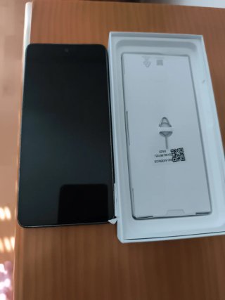 Samsung A53 5G con caja y cable de carga.