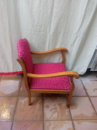 2 Sillones de madera y tela rosa