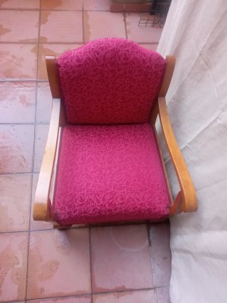 2 Sillones de madera y tela rosa