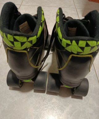 Patines de hockey negros y verdes