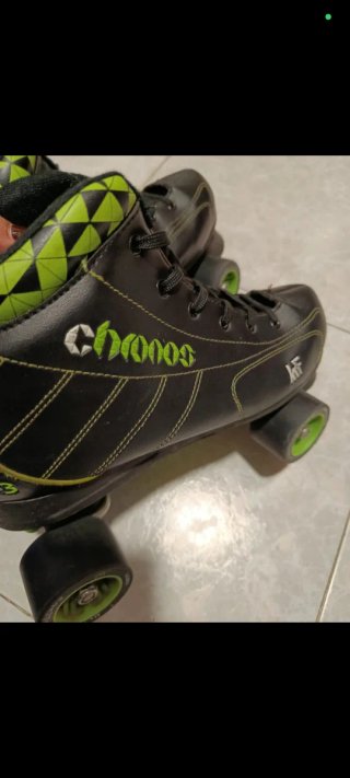 Patines de hockey negros y verdes