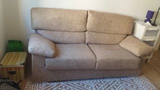 Sofá de tela beige y marrón