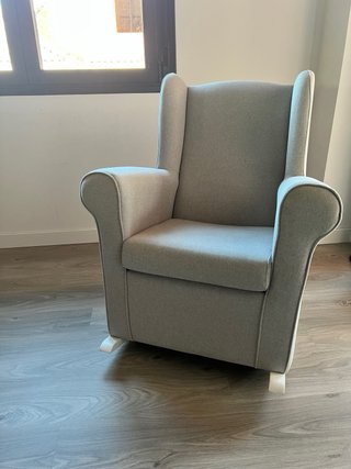 Mecedora gris de tela y madera