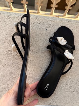 Sandalias Zara Negras con Flores crema