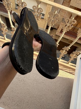 Sandalias Zara Negras con Flores crema