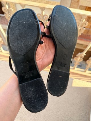 Sandalias Zara Negras con Flores crema