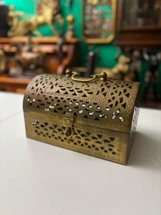 Baúl de bronce antiguo con cierre para candado