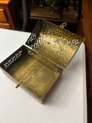 Baúl de bronce antiguo con cierre para candado