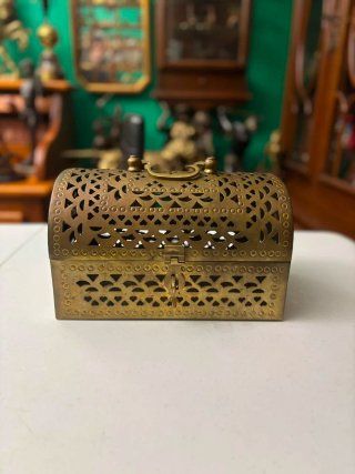Baúl de bronce antiguo con cierre para candado