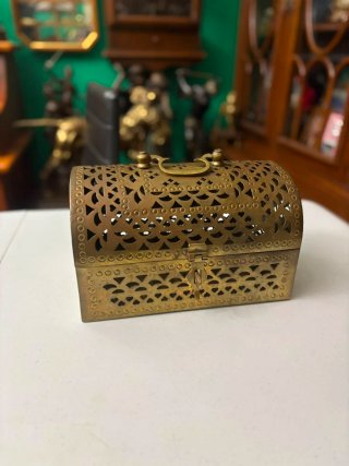 Baúl de bronce antiguo con cierre para candado