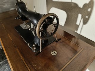 Máquina de coser Sigma con mueble