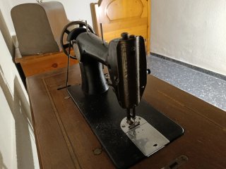 Máquina de coser Sigma con mueble