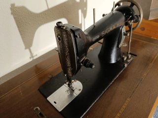 Máquina de coser Sigma con mueble