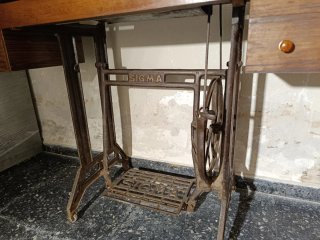 Máquina de coser Sigma con mueble