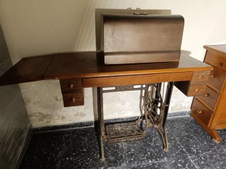 Máquina de coser Sigma con mueble