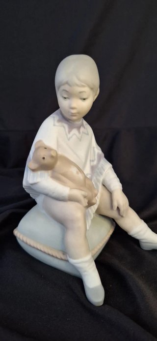 Figura porcelana niño con osito