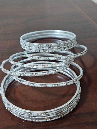 Pulseras plateadas con detalles