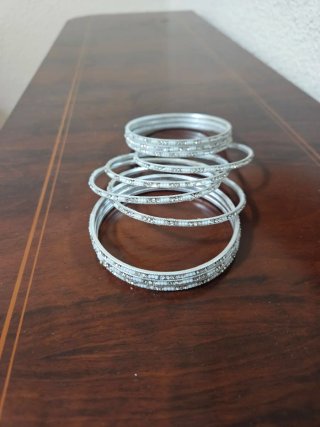 Pulseras plateadas con detalles