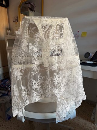 Mantilla media luna blanca encaje