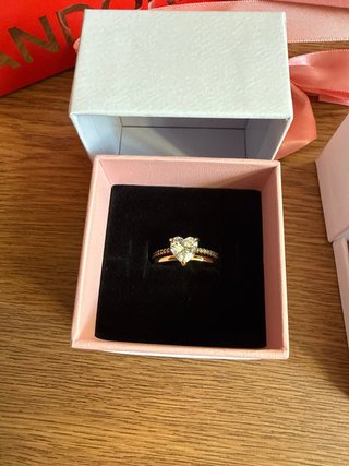 Anillo de promesa y pendientes Pandora corazón