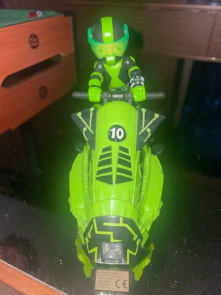 Ben 10 Moto y Figura