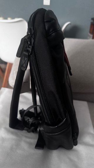Mochila Pepe Jeans. Color negro. Polipiel/tela.