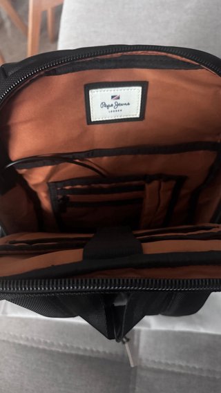 Mochila Pepe Jeans. Color negro. Polipiel/tela.